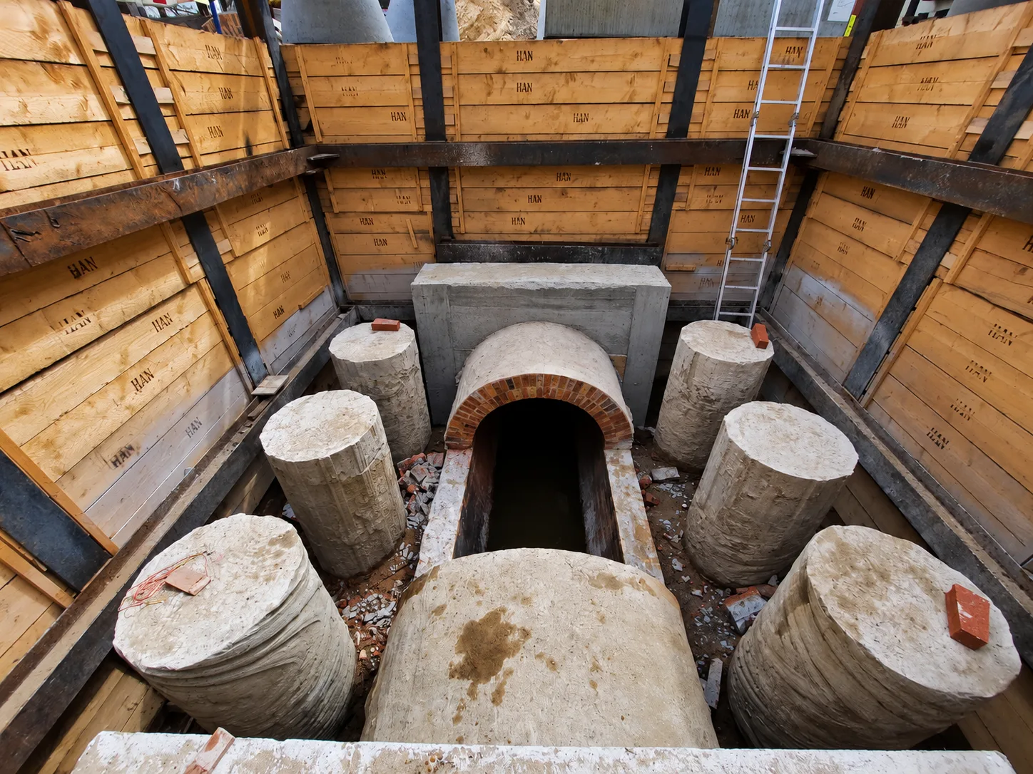 Verbaute Baugrube mit Kanal-Bauwerk und Betonteilen