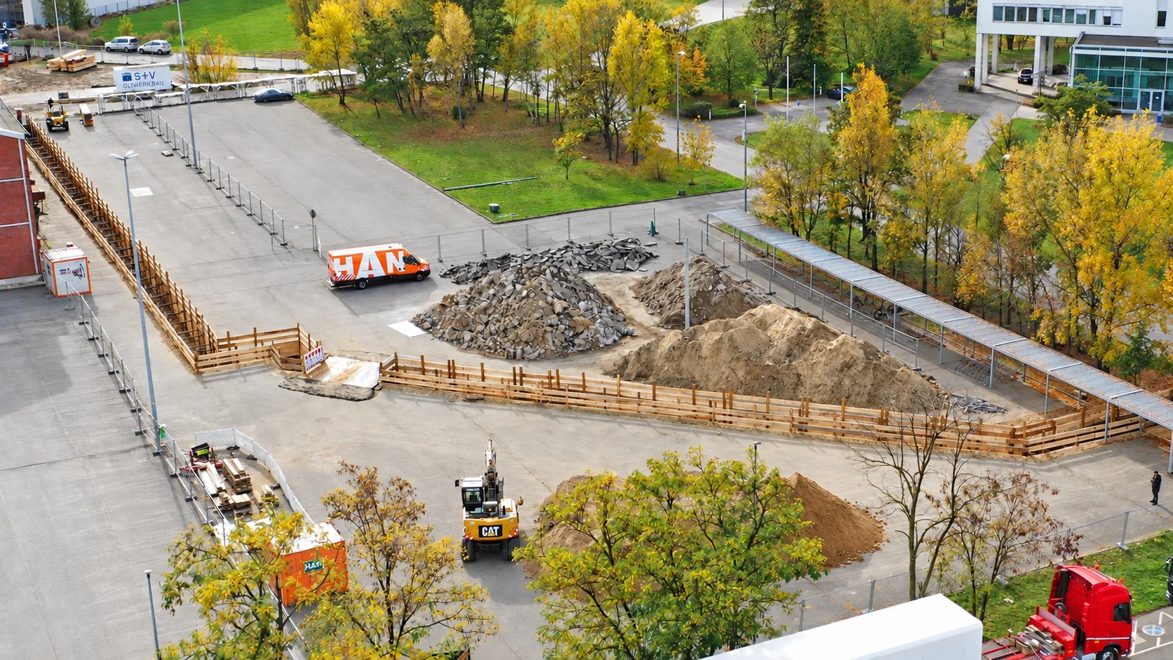 HAN-Baustelle von oben: Baugrube mit Bagger und HAN-Fahrzeugen