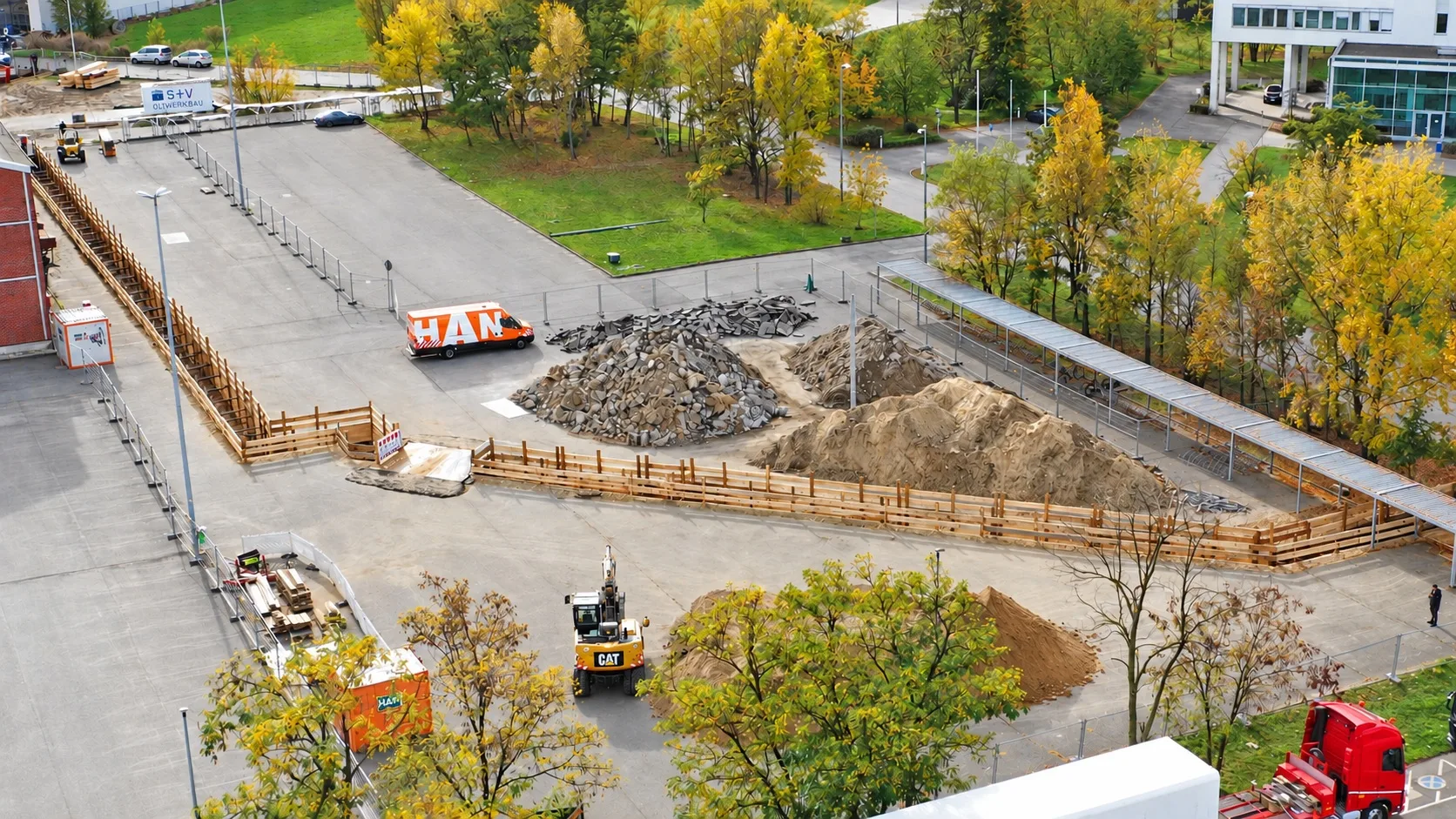 HAN-Baustelle von oben: Baugrube mit Bagger und HAN-Fahrzeugen