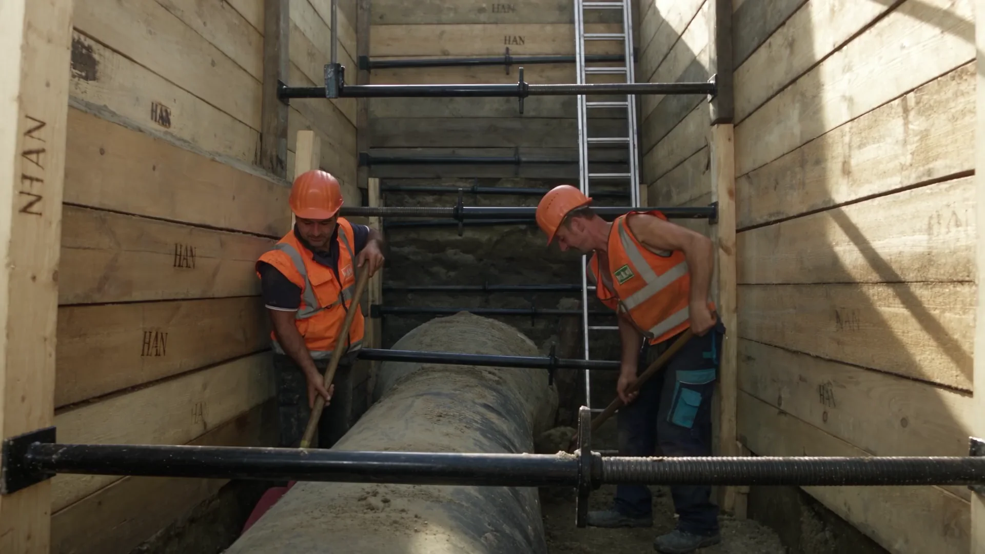 HAN-Mitarbeiter im verbauten Leitungsgraben